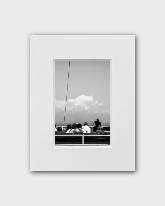 Fotografie in schwarz weiß, Blick auf Menschen auf der Fähre Elba- Anna Fiederling