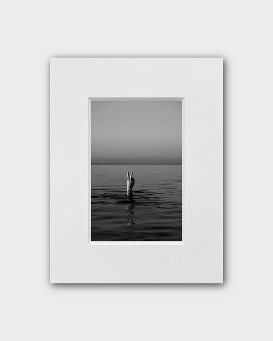 Fotografie Peace  von Anna Fiederling schwarz weiß in Passepartout 